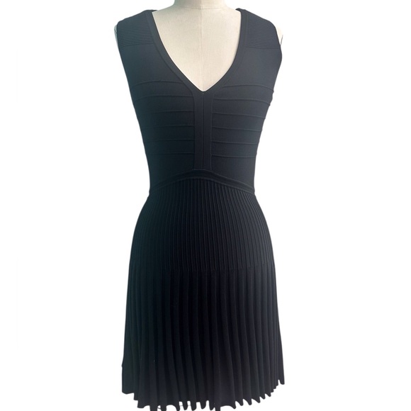 Diane Von Furstenberg Dresses & Skirts - Diane Von Furstenberg Sleeveless Black Fit & Flare Pleated Knit Dress - Small